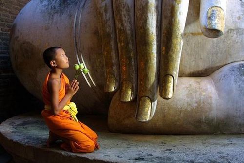 Vì sao vào chùa phải lạy ba cái trước Tam Bảo?