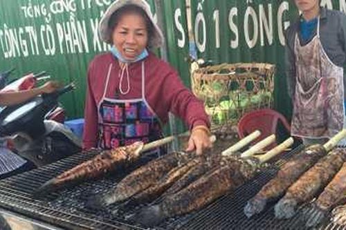 Dân Sài Gòn đổ xô mua cá lóc cúng Thần Tài cầu may