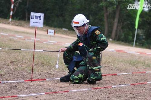 Công binh Việt Nam diễn tập chống khủng bố, rà phá bom mìn