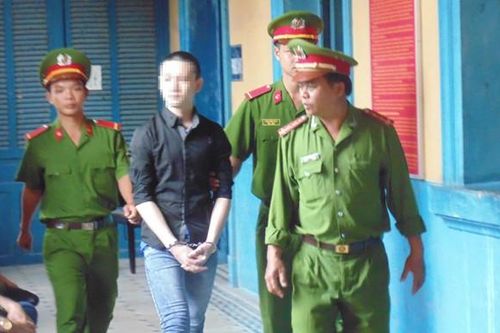 Tới chơi nhà bạn gái nhí rồi làm 'chuyện người lớn'