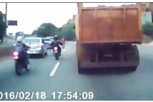 Rùng mình pha va chạm giao thông với người đi bộ