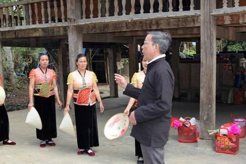 Nghệ nhân truyền dạy múa, xòe Thái