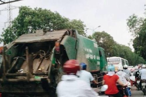 Hà Nội: Ách tắc giao thông nhiều nơi do xe tập kết rác