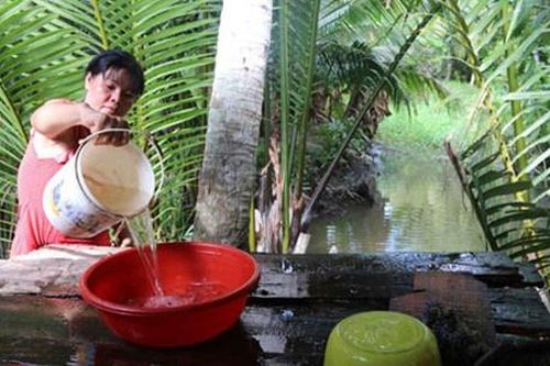 Người dân miền Tây tắm giặt bằng nước nhiễm mặn