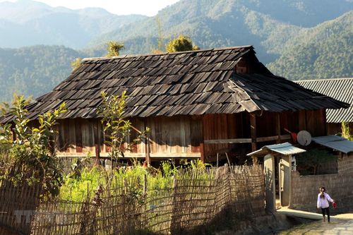 Những ngôi nhà sàn cổ làm bằng gỗ pơmu ở Sơn La