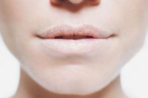Khô miệng khi ngủ dậy, có nên uống thật nhiều nước?