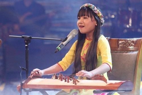 Nổi da gà nghe cô bé 12 tuổi hát 'Ai ra xứ Huế'