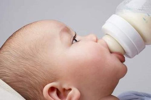 Làm gì khi trẻ dị ứng sữa bò?