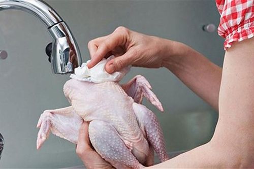 Cách luộc gà không bị nứt đơn giản và nhanh nhất