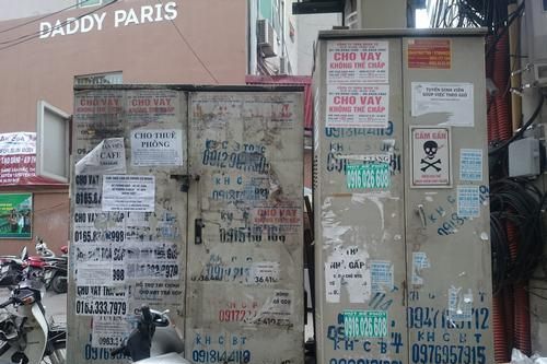 Mặt phố xấu xí vì quảng cáo, rao vặt bừa bãi