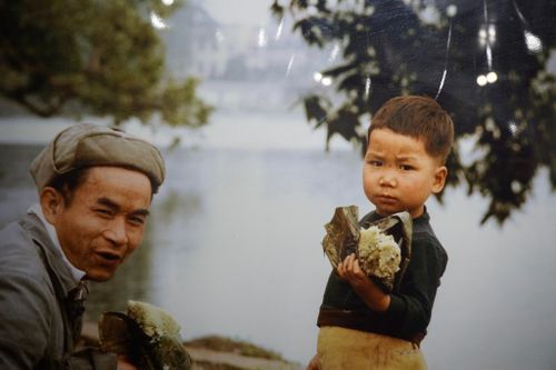 Xem người dân đi tàu điện, cắt tóc trên phố những năm 80