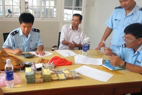 Vận chuyển trên 500 triệu đồng trái phép qua biên giới đánh bạc