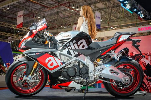 Siêu môtô hiếm Aprilia RSV4 RF 2016 đầu tiên tại Việt Nam