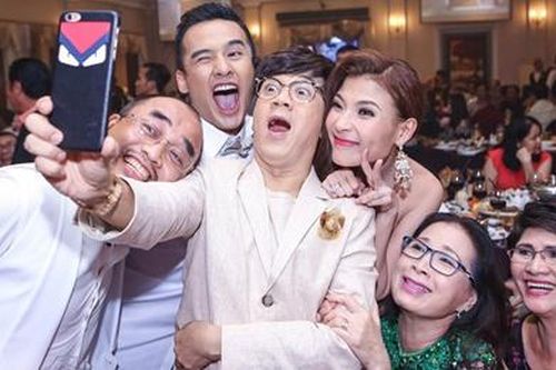 Chú rể Lương Thế Thành cởi áo, quậy cùng khách mời