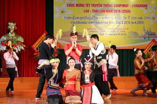 Cùng sinh viên Lào, Campuchia, Thái Lan đón Tết cổ truyền