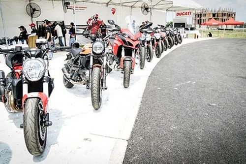Cầm lái 'chiến mã' Ducati tại trường đua đầu tiên ở VN