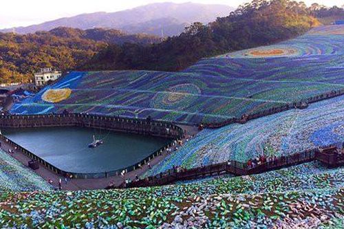 Tái hiện tuyệt tác 'Đêm đầy sao' của Van Gogh bằng 4 triệu chai nhựa
