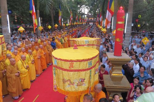 Trang nghiêm lễ mộc dục rước Phật trên xe hoa ở Huế