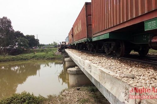 Nghệ An: Tàu hỏa suýt trật bánh vì đâm phải trâu