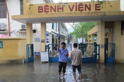 Hà Nội mưa một đêm, nhiều công sở, bệnh viện ngập nặng
