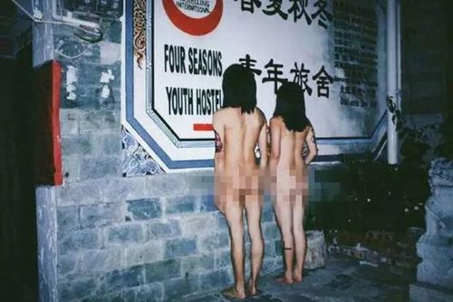 Những bức hình của cặp đôi khỏa thân 'gây bão' ở Trung Quốc