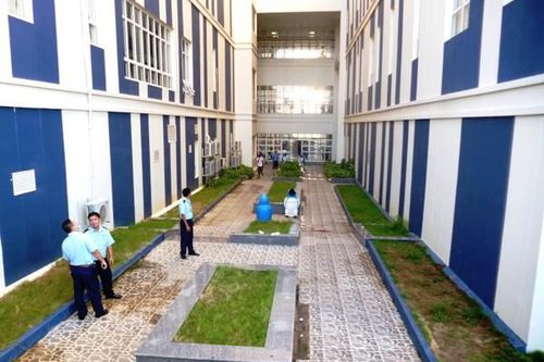 Nam thanh niên rút dao đe dọa tự tử, sau đó nhảy lầu quyên sinh