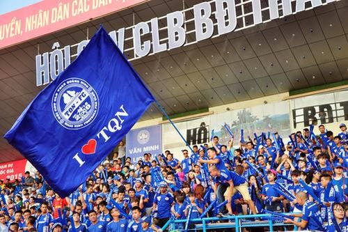 Cổ động viên phản ứng nhà tổ chức giải: Chuyện không mới