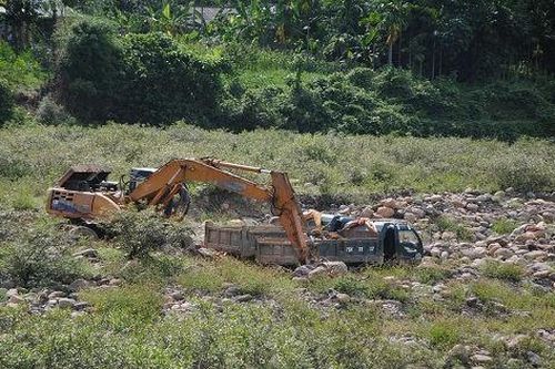 Thừa Thiên - Huế: Khai thác khoáng sản trái phép, khe suối bị băm nát
