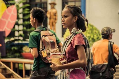 Cô bé ăn xin 13 tuổi bỗng nổi tiếng vì quá xinh đẹp
