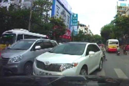 tô 'ngang ngược' chạy ngược chiều giờ cao điểm bị ép đi đúng làn