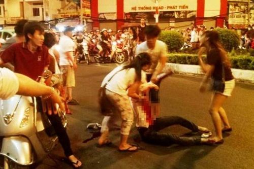 Đang đi chơi bị nhóm thanh niên đâm chết
