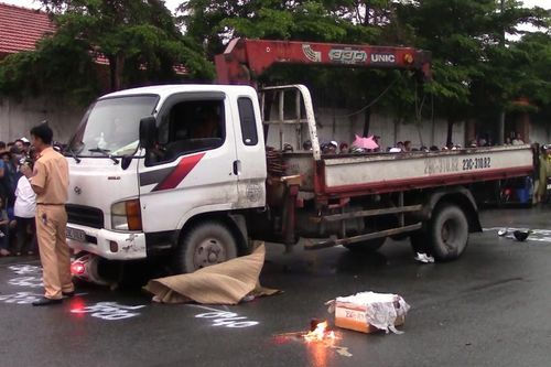 Trượt ngã dưới trời mưa, 2 cô gái chết thảm dưới gầm xe tải