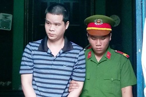 Nhóm thanh niên dùng rìu chém gục đối thủ trong quán bar