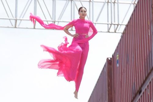 Thanh Hằng bị kéo lê dưới đất khi ghi hình Next Top Model