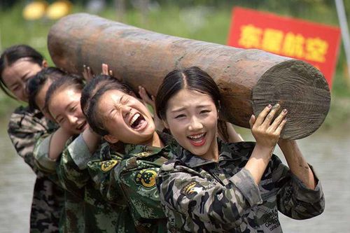 Những bài khổ luyện như biệt kích của nữ tiếp viên Trung Quốc