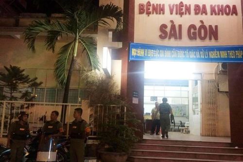 Hàng chục côn đồ đánh gục 2 thanh niên giữa Sài Gòn