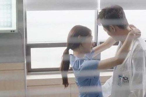 Kim Rae Won tưởng bở được Park Shin Hye ôm trong 'Doctors'