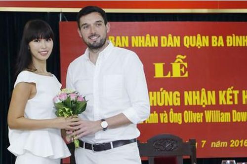 Long trọng lễ trao giấy chứng nhận đăng ký kết hôn của Hà Anh