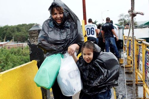 Hàng chục nghìn dân Venezuela vượt biên giới mua hàng hóa