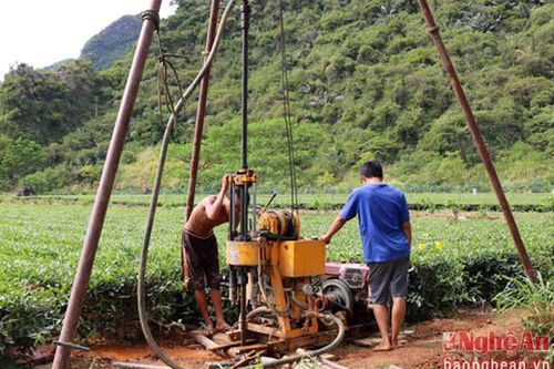 Nông dân khoan giếng bên đồi chống hạn cho cây chè