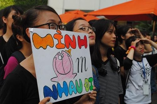 Giới trẻ Hà thành háo hức ôm nhau giữa trời nóng nực