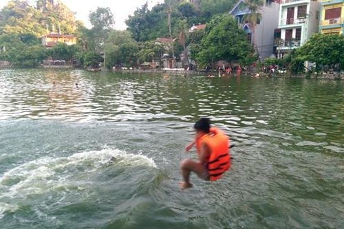 Chùa Thầy trở thành 'bể bơi công cộng' của người dân