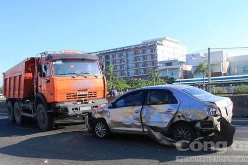 Đối đầu trên quốc lộ, hai xe hư hỏng nặng