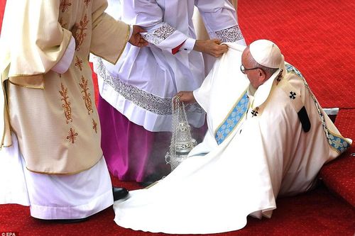 Giáo hoàng Francis bị ngã ở buổi lễ được truyền hình trực tiếp