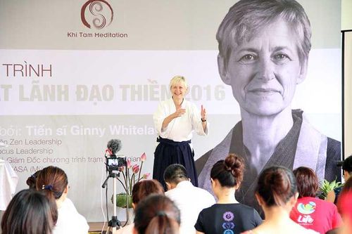 Cựu chuyên gia NASA dạy thiền cho học viên người Việt