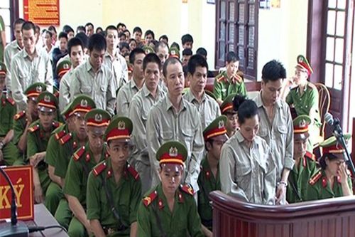 Tử hình 11 người mua bán 799 bánh heroin