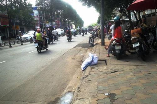 Xe máy va chạm với xe tải, 2 người thương vong