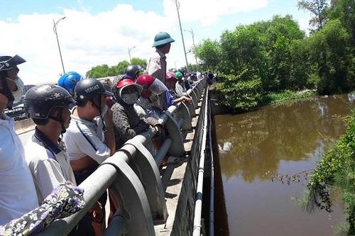 Đi câu cá, phát hiện xác chết đang phân hủy nổi trên sông