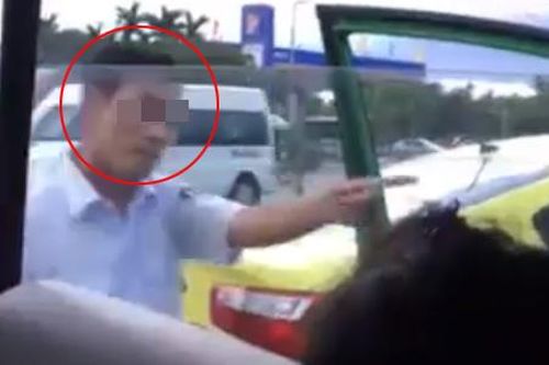 Tài xế taxi bị tát tới tấp vì 'giành khách ở sân bay'