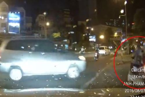 Thanh niên suýt bỏ mạng vì chạy xe máy bị ôtô tông